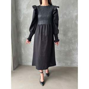 Robes de cocktail en gros Topshow, robe noire en cuir avec manches en popeline - Product Image 2