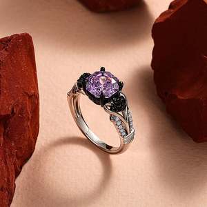 Anillo Jeulia de Dos Tonos con Diseño de Espina Trenzada y Circonita Morada con Corte Rosa - Product Image 4