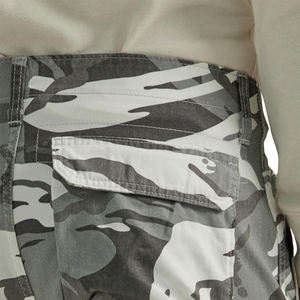 Short cargo d'été pour homme avec multi-poches Design personnalisé et logo Short cargo anti-rides teint uni - Product Image 4