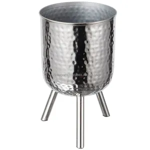 Pot de banquet héritage en laiton brillant fini à la main jardinières extérieures modernes en métal fabriquées par Zahid Exports India - Product Image 1