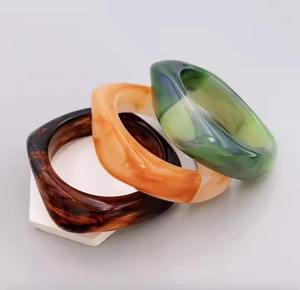 Bracelets de mode en résine imperméable de qualité export, peints à la main, accessoires uniques et colorés pour toutes les occasions, disponibles - Product Image 4