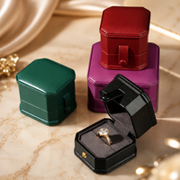 Boîte de présentation de bijoux carrée biseautée octogonale de qualité supérieure OEM avec doublure en microfibre, couleur et taille personnalisées, et logo en relief