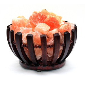 Lampe au sel naturel de l'Himalaya sculptée pour décoration intérieure moderne avec base en bois, artisanat de style amoureux, beau design de panier - Product Image 2