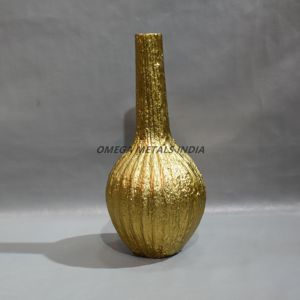 Jarrón moderno de metal dorado hecho a mano con un patrón ranurado único y cuello alto y delgado, ideal para mejorar los espacios de decoración del hogar y la Oficina - Product Image 1