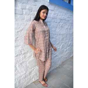 ชุดเซ็ตพิมพ์ลายดอกไม้คลาสสิก งานแฮนด์เมด เบาสบาย ชุดลำลอง 2 ชิ้น กางเกงขาสั้น ไซส์ XS ความยาวสามส่วน สำหรับฤดูใบไม้ผลิ/ฤดูร้อน - Product Image 5