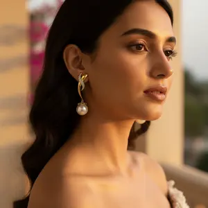 Boucles d'oreilles pendantes élégantes pour femmes avec perles et plaqué or - Product Image 1