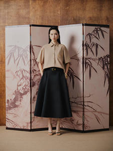 Camiseta corta Silent Soil Top con un corte holgado que transmite un estilo elegante y sin esfuerzo - Product Image 2