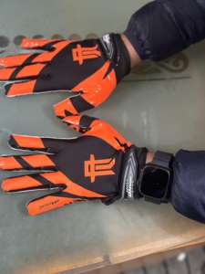 Gants de football américain souples et confortables vente en gros Gants personnalisés OEM avec fonction collante Personnaliser votre propre logo - Product Image 4