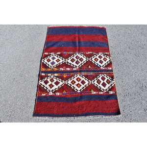 Alfombra turca Kilim, diseño de retales rojo y negro, área grande, técnica de tejido plano de 2,7x4,1 pies, respaldo de látex de lana para decoración de habitación de pasillo - Product Image 1