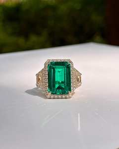 Bague de fiançailles Moissanite coupe émeraude verte d'inspiration vintage avec pierres de Moissanite trapézoïdales latérales et ensemble de conception Halo - Product Image 1