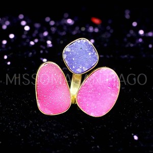 Anillo llamativo con patrón geométrico de corte princesa, piedra preciosa Druzy rosa y púrpura chapada en oro y rodio en joyería fina de latón - Product Image 3