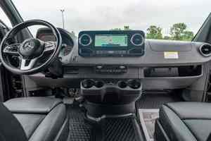Sprinter Van 2023, Tracción en las Cuatro Ruedas, Turbo, Bajo Kilometraje, Caja de Cambios Automática, Volante a la Izquierda, Color Oscuro, Neumáticos R18 - Product Image 4