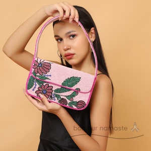 Borsa da donna ispirata al Designer floreale | Borsa di tendenza ricamata a mano artigianale | Disegno floreale rosa - Product Image 2