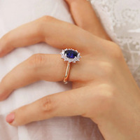 Bague Halo ovale en saphir bleu de laboratoire 9x7 mm en or 18 carats |   Bague de fiançailles minimaliste pour femme |   Vente en gros et dropshipping de bijoux