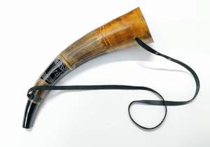 Corne à boire viking classique médiévale sculptée en matériau organique de qualité alimentaire, sûre pour les événements historiques, les chevaliers, les cosplay, les célébrations - Product Image 2