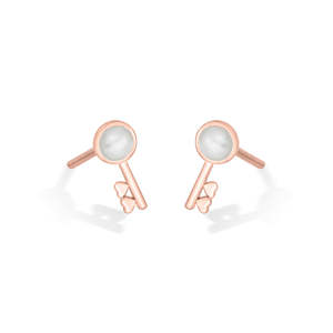 Boucles d'oreilles clous en perles pour femmes, dorées, motif clé souveraine - Product Image 4