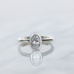 Conjunto de bisel de corte ovalado Anillo de compromiso solitario - Product Image 1