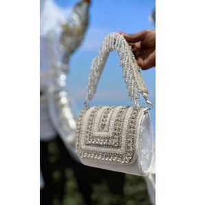 Magnifiquement sac à main d'embrayage conçu par des artisans qualifiés mélangeant la mode traditionnelle et l'élégance fonctionnelle de tous les jours de l'Inde - Product Image 1