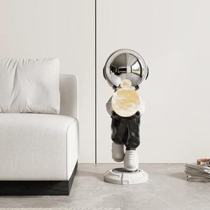 Escultura de Astronauta Audaz para el Suelo, Pieza Decorativa Moderna y Creativa, Elegante Adorno para el Hogar, para Sala de Estar u Oficina, de la India - Product Image 3