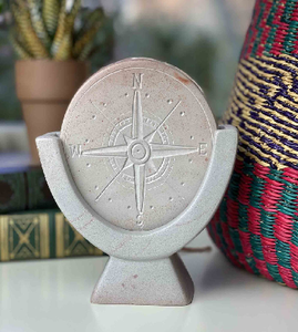 Féroce sculpture aigle en stéatite vert foncé perché sur une base de roche détaillée. Disponible aux prix de gros - Product Image 6