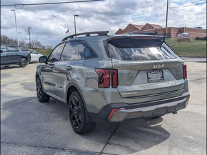 เกียร์ออโต้ สีเขียวสดใส ปี 2024 โซเรนโต้ X-Line SX AWD มือสอง พร้อมหลังคาซันรูฟแบบพาโนรามา สตาร์ทเครื่องยนต์ด้วยรีโมท เบาะนั่งแถวที่สาม เบาะหนัง ภายในสีเข้ม - Product Image 4