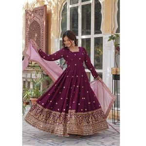 Vestido Anarkali único y elegante con detalles minimalistas para cenas formales, sesiones de fotos previas a la boda y ropa de noche - Product Image 1