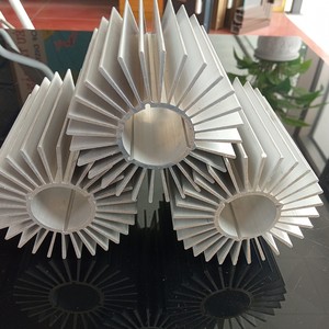 Perfil de disipador de calor de aluminio personalizado, precio al por mayor de fábrica en Song Hong Aluminium con sede en Vietnam - Product Image 1