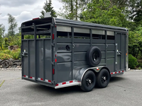 Remorque porte-chevaux neuve avec parois latérales en acier pour le transport de bétail et de chevaux, capacité 6440 lb. Charge utile 17'x6'6