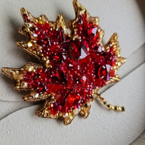 Broches perlées Broche de designer faite à la main. Accessoires de haute qualité. Broche design unique. Baby shower meilleur cadeau. - Product Image 1