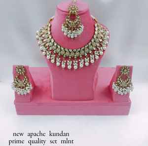 Collier ras du cou indien fantaisie traditionnel et à la mode couleur or Kundan perle boucles d'oreilles ensemble avec Mangtikka pour femmes et filles - Product Image 4