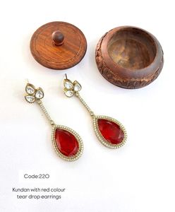 Pendientes tradicionales Kundan para mujer Jhumkas con detalles de perlas y Meenakari disponibles a un precio asequible desde la India - Product Image 3