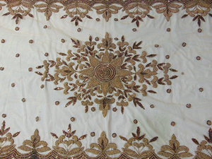 Juego de Mesa de Comedor de Diseño Floral Moderno para 4 Personas, Muebles Elegantes para Comedor con Camino de Mesa Bordado y Sillas Hechas a Mano - Product Image 4