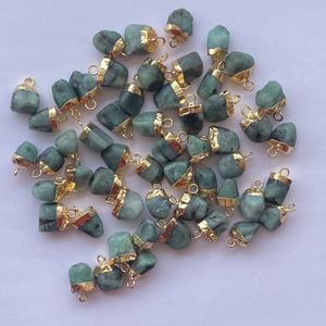 Colgante Conector de Piedra Esmeralda Verde Natural en Bruto, Plata de Ley 925 con Baño de Oro, Diseño Moderno para Mujer, Ideal para Fiestas - Product Image 4