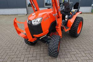Tracteur agricole miniature Kubota B2650 4x4 HST 25 CV avec moteur automatique, chargeur frontal et roulements agricoles - Product Image 5