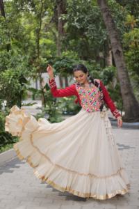 Navratri Wear Kora algodón con Kutchi Gamthi bordado Lehenga Choli mujer moda fabricante y proveedor de la India - Product Image 5
