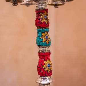 Diya Tradicional con Diseño de Elefante y Pavo Real, con Detalles de Cuarzo Mandarina y Lapislázuli para las Festividades de Diwali - Product Image 3