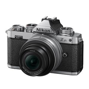 ชุดเลนส์ DX-Format Mirrorless 16-50 มม. F/3.5-6.3 VR สีเงิน พร้อมการ์ด SD 32GB กระเป๋าสะพายไหล่ ซอฟต์แวร์คอมพิวเตอร์ ชุดฟิลเตอร์ เซ็นเซอร์ CMOS ตัวกล้อง - Product Image 1