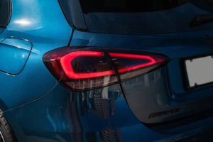 รถมือสองสภาพดี รับรองความสะอาด ปี 2020 Mercedes-AMG A35 Hatchback เกียร์อัตโนมัติ เทอร์โบ เบาะหนัง แร็คหลังคาอะลูมิเนียม ล้อแม็ก R19 พวงมาลัยซ้าย - Product Image 3