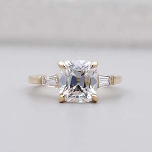Bague de fiançailles pour femme en or jaune, coupe coussin style « Old Mine », certifiée IGI, trois pierres et sertissage à 4 griffes, avec diamants - Product Image 1