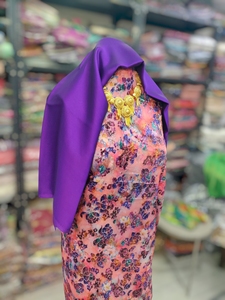 Châle rose pêche Maqbal Dirac avec imprimé floral multicolore, Gorgorad brodé or de luxe et châle violet - Product Image 2