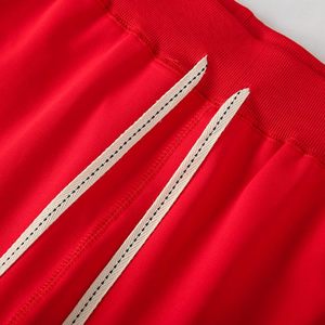 กางเกงขาสั้นออกกำลังกายสำหรับผู้ชายกางเกงขาสั้นยาวถึงเข่าแห้งเร็วสวมใส่สบายพร้อมสายรัดเอวปรับได้และกระเป๋าทรงลึก - Product Image 2