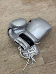 Gants de boxe sur mesure fabriqués en cuir de vache véritable, disponibles en tailles 6oz, 8oz, 10oz, 12oz, 14oz, 16oz, avec couleurs personnalisées - Product Image 2