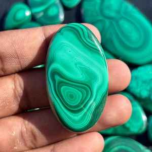 Lote de piedras preciosas de malaquita, venta al por mayor, cabujón, 100 por ciento, calidad de Grado Superior Natural para fabricación de joyas hechas a mano - Product Image 2