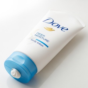 Loción corporal ligera Dove con ingredientes nutritivos para la piel y textura no pegajosa de absorción rápida para el cuidado diario de la piel - Product Image 5