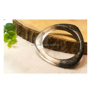 Brazalete de resina epoxi de moda de Venta caliente Diseño estándar Brazalete de tendencia Joyería para todas las ocasiones - Product Image 1