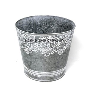 Maceta galvanizada hecha a mano para interiores y exteriores con soporte de metal para decoración del hogar y el jardín de The Quality Collection - Product Image 3