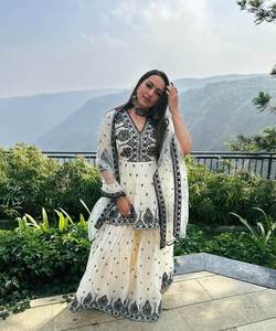 การต้อนรับที่เก๋ไก๋สวมชุด Net Anarkali: ทําความเก๋ไก๋ที่การต้อนรับใด ๆ ด้วยการต้อนรับของเราที่ปรากฏความสง่างามและความสง่างาม - Product Image 4