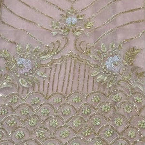 Costumes indiens de créateur modernes non cousus brodés à la main pour femmes pour les fêtes de style traditionnel - Product Image 1