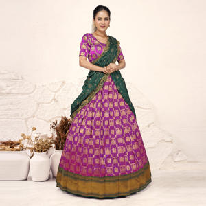 Elegante Lehenga Choli de Seda Banarasi con Diseño Clásico de Cuadros Tejidos y Dupatta en Contraste para Bodas y Fiestas - Product Image 4
