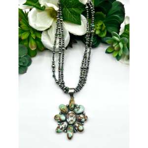 Collier Betty Tom Royston en turquoise et diamants, motif floral en or blanc, sertissage clos, placage rhodium, incrustation de topaze taille princesse - Product Image 1